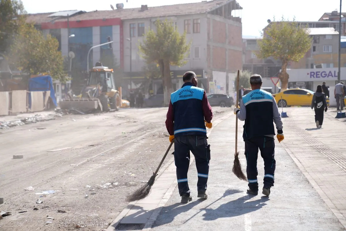 Battalgazi Belediyesi konteynerlerin kaldırıldığı alanlarda temizliği sürdürüyor