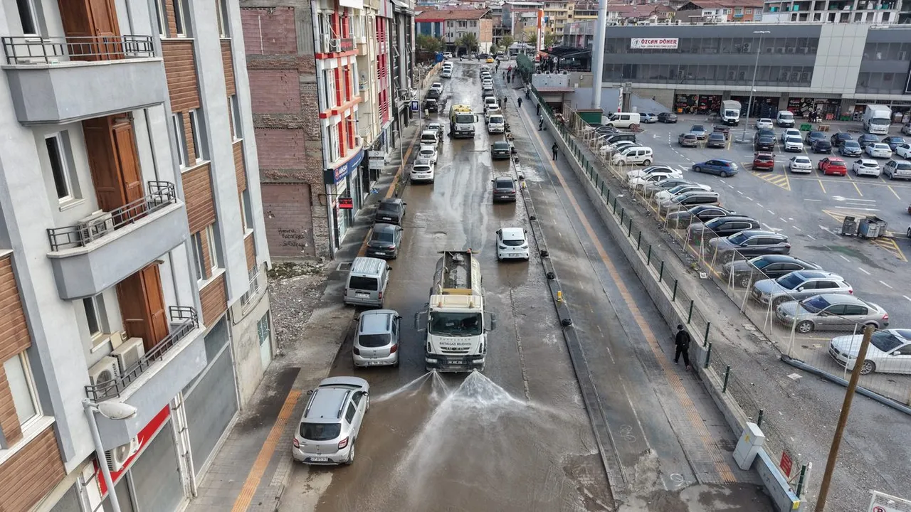 Battalgazi Belediyesi konteynerlerin kaldırıldığı alanlarda temizliği sürdürüyor