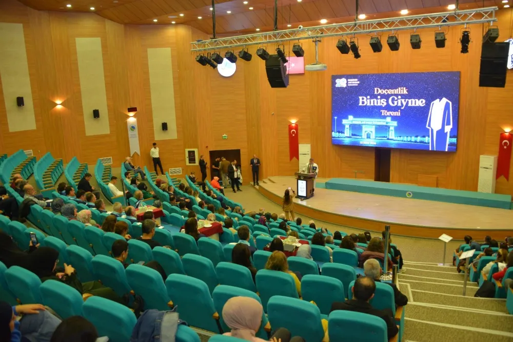 Kırşehir Ahi Evran Üniversitesinde doçentlik ünvanı alan akademisyenler için doçentlik Biniş Giyme Töreni düzenlendi