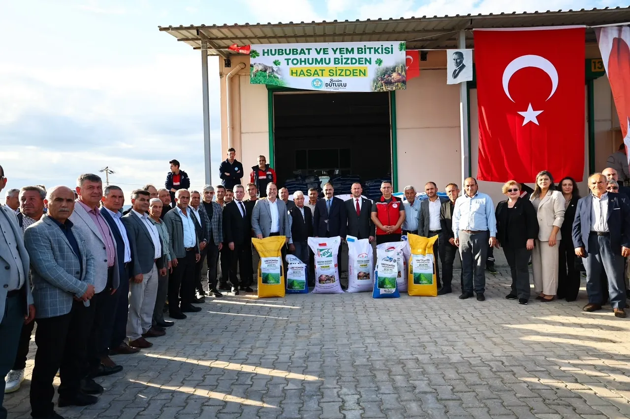 Demirci’de üreticiye tohum, yangınlara karşı tanker desteği