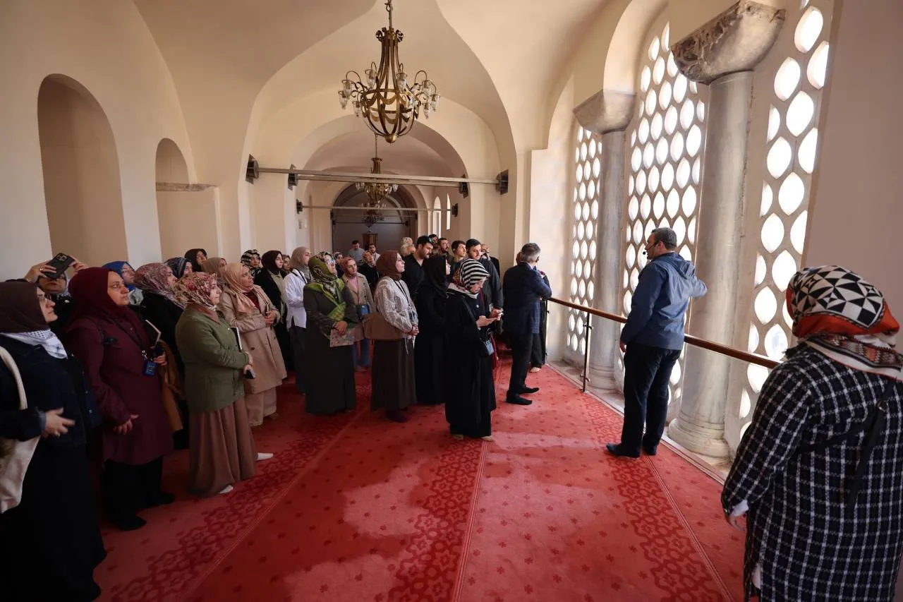 Zeyrek Akademi'de başlayan tarih yolculuğunda öğretmenleri, İbrahim Akkurt Rehberliğinde Zeyrek Camii ve çevresini gezdi