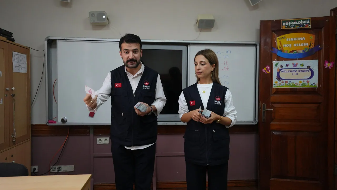 Halkla İlişkiler ofisinden okullardaki öğrencilerine FSM ve FKSM'de sahnelenecek oyunlar için tiyatro bileti hediyesi