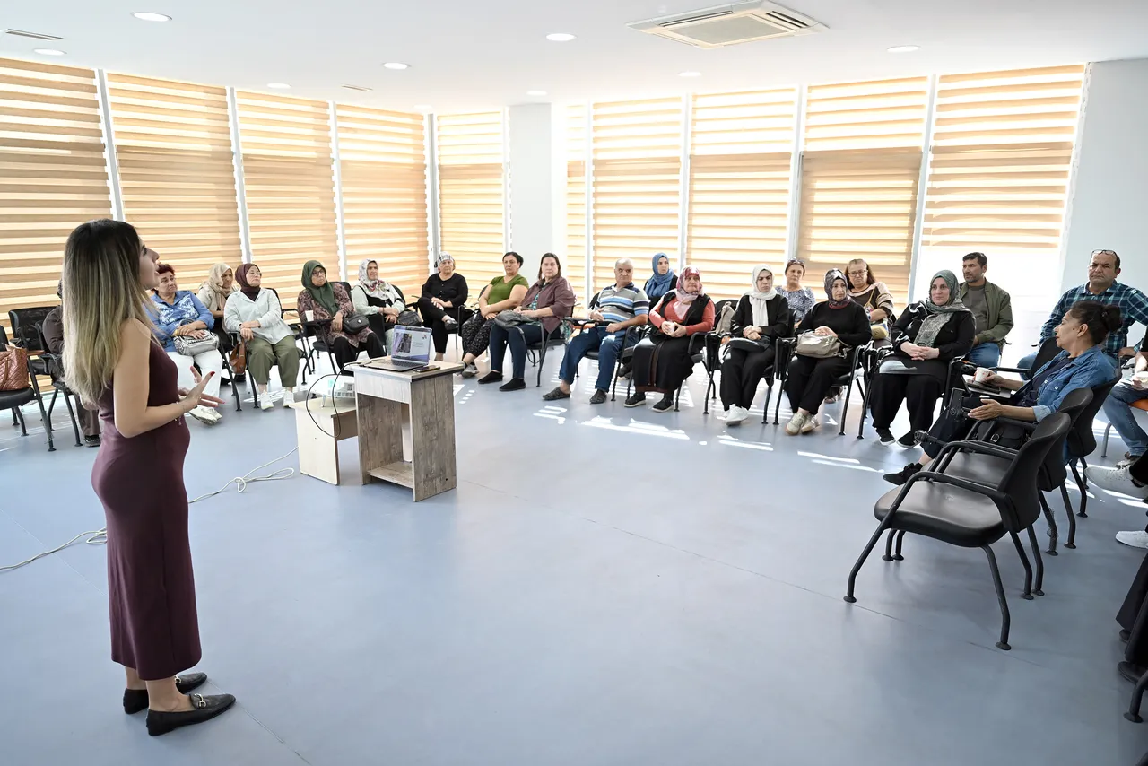 Büyükşehir, Engelsiz Yaşam Merkezi’nde aileleri dijital dünyanın risklerine karşı bilinçlendirdi
