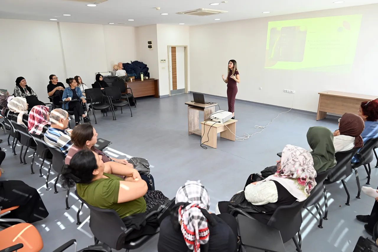 Büyükşehir, Engelsiz Yaşam Merkezi’nde aileleri dijital dünyanın risklerine karşı bilinçlendirdi