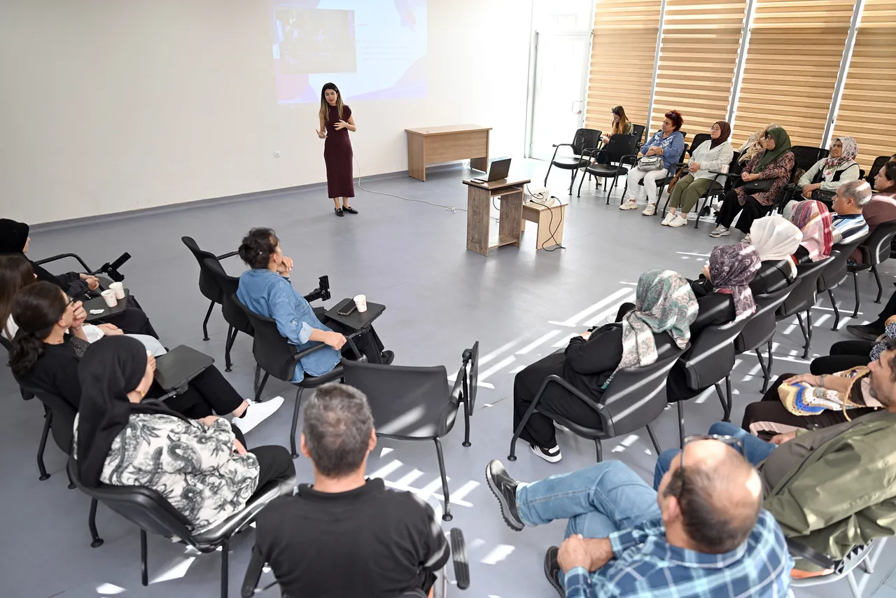 Büyükşehir, Engelsiz Yaşam Merkezi’nde aileleri dijital dünyanın risklerine karşı bilinçlendirdi