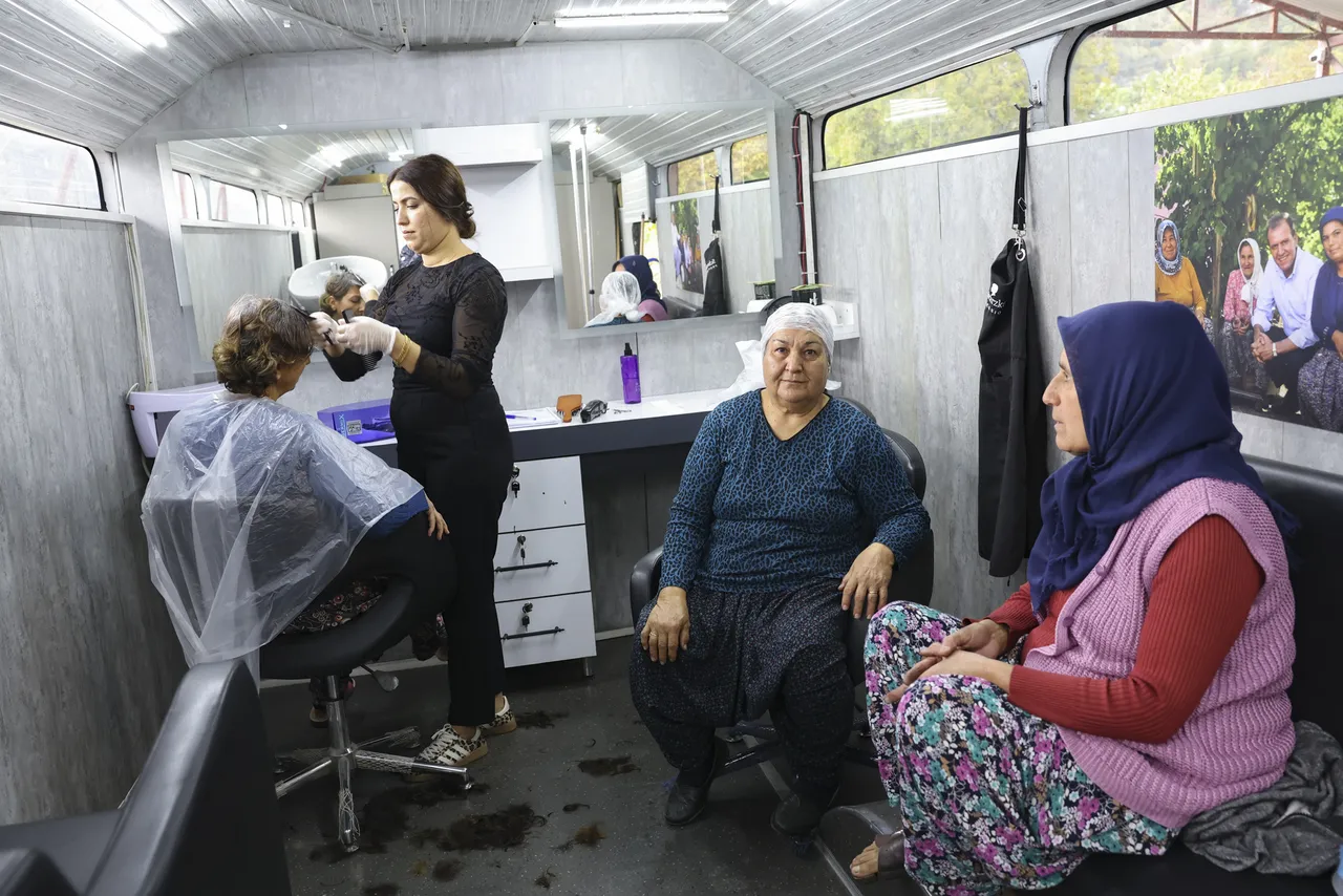 Mersin Büyükşehir’in ‘Mobil Kuaför’ Hizmeti Kırsal Mahallelerde Vatandaşların Yanında
