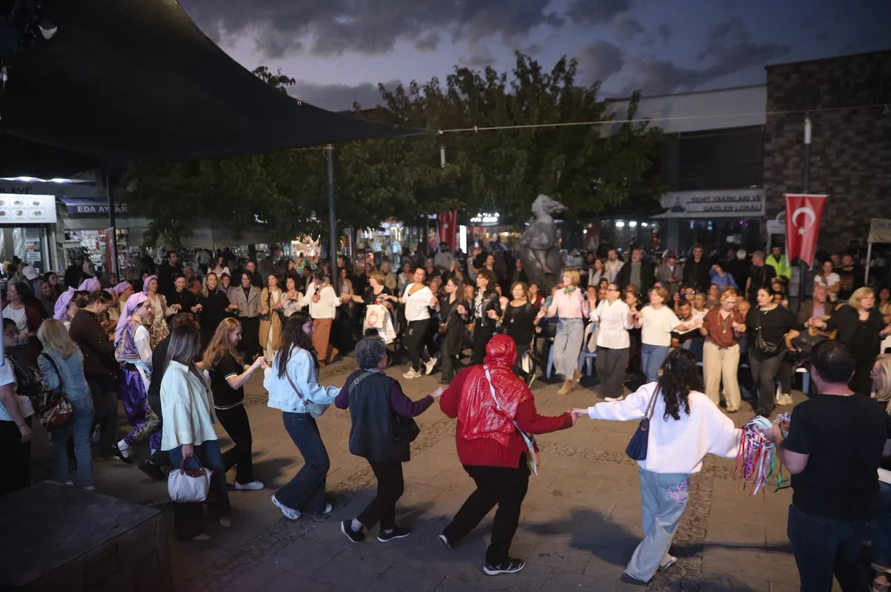 Kemeraltı’nın sokakları festivalle şenlendi
