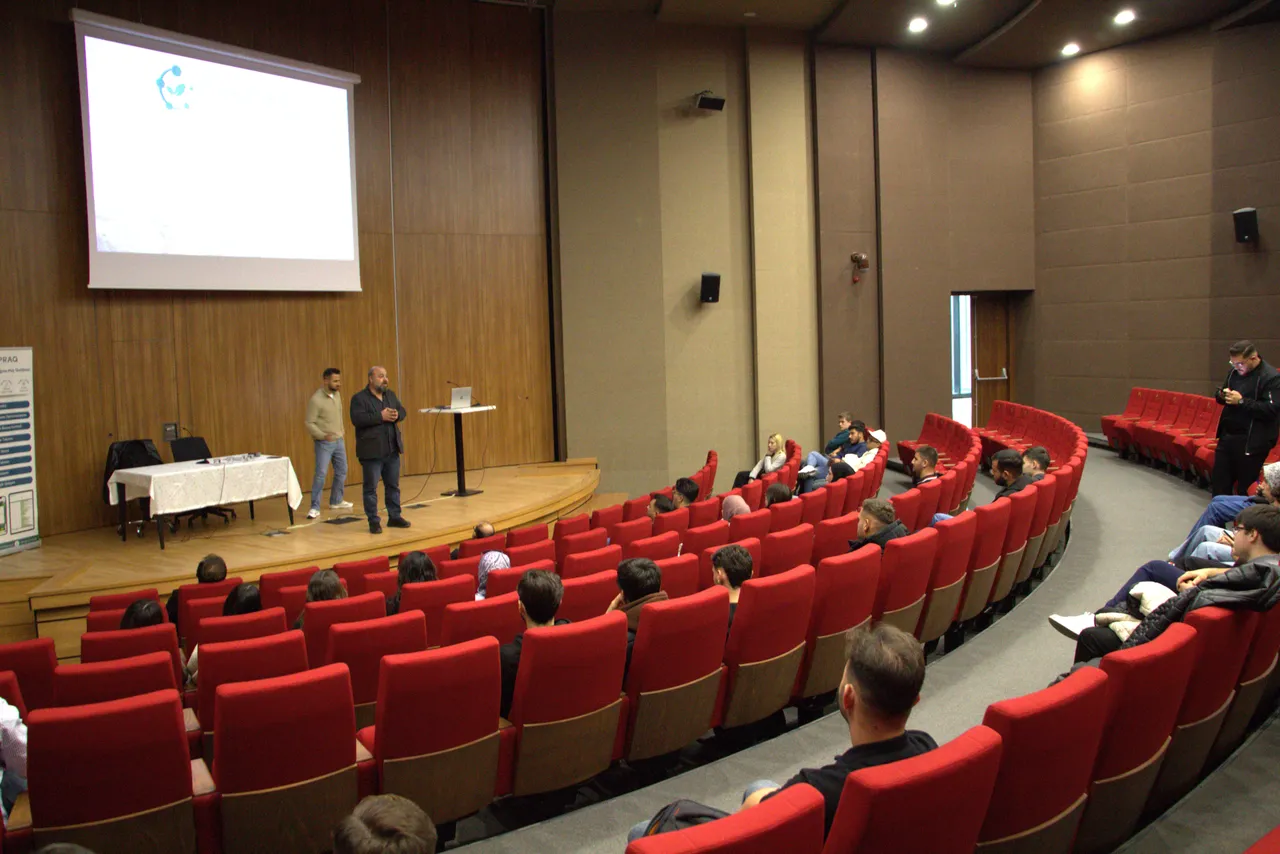 Dijital Tarım teknolojileri konferansında TOPRAQ temsilcileri öğrencilerle buluştu