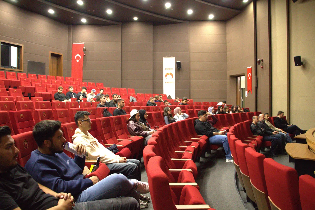 Dijital Tarım teknolojileri konferansında TOPRAQ temsilcileri öğrencilerle buluştu