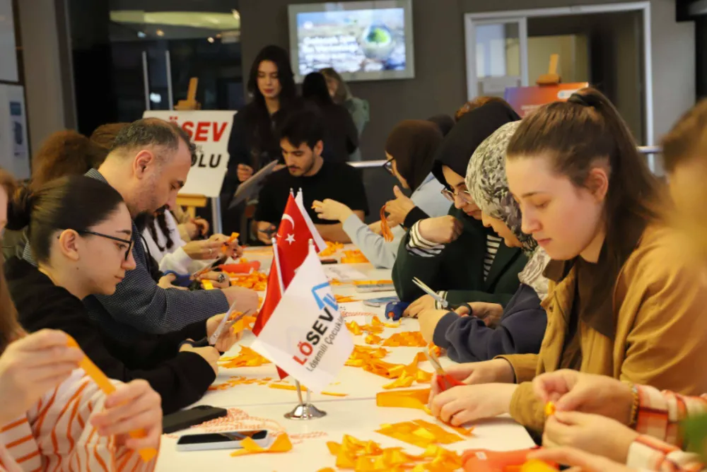 Öğrenciler LÖSEV farkındalığı için kurdele yaptı
