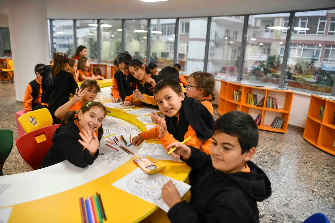100. Yıl Gençlik Kütüphanesi minik okurları ağırlıyor