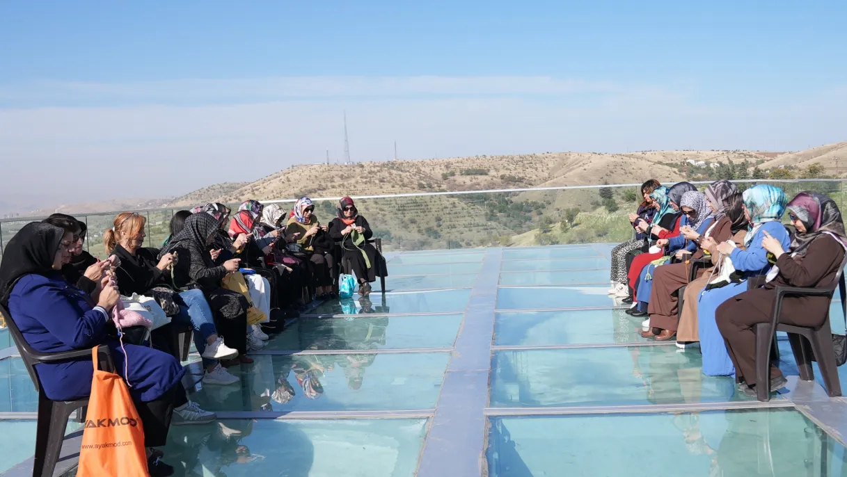 ESMEK’ten Harput cam seyir terasında örgü etkinliği
