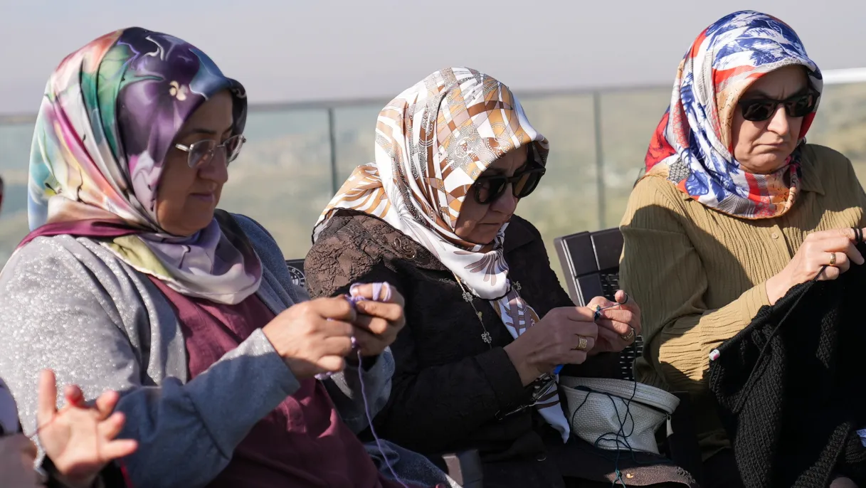 ESMEK’ten Harput cam seyir terasında örgü etkinliği