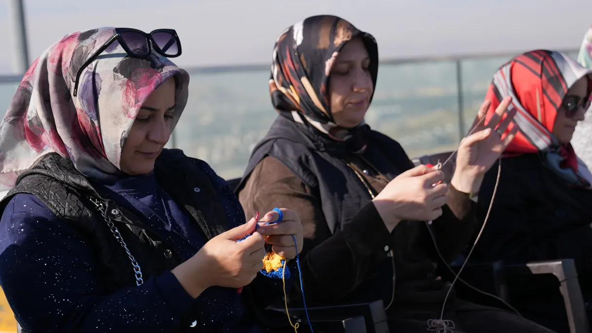 ESMEK’ten Harput cam seyir terasında örgü etkinliği