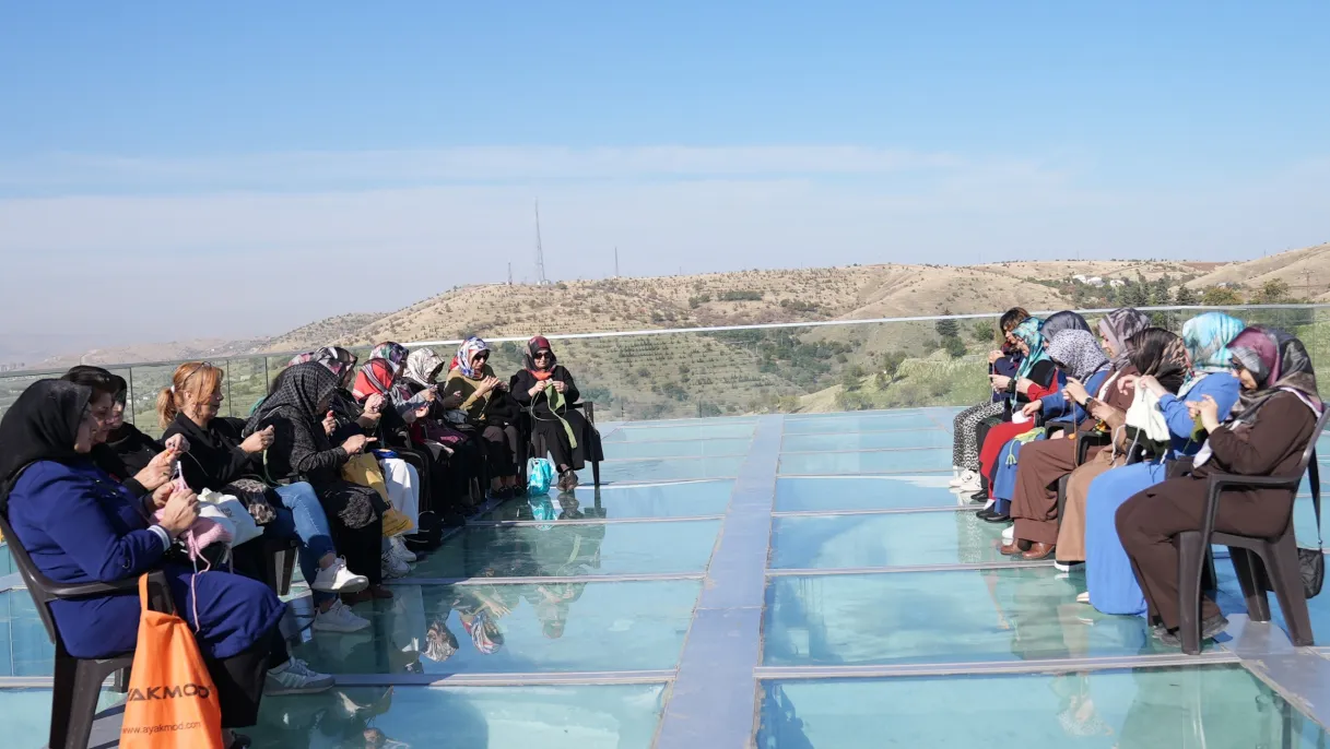 ESMEK’ten Harput cam seyir terasında örgü etkinliği