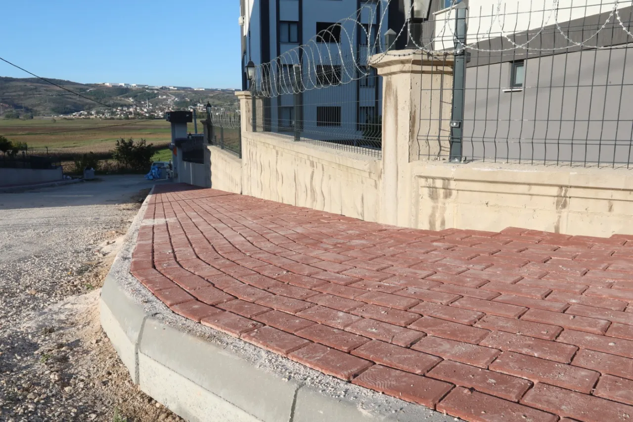 Alanyurt’ta 26 sokakta kaldırım çalışması devam ediyor