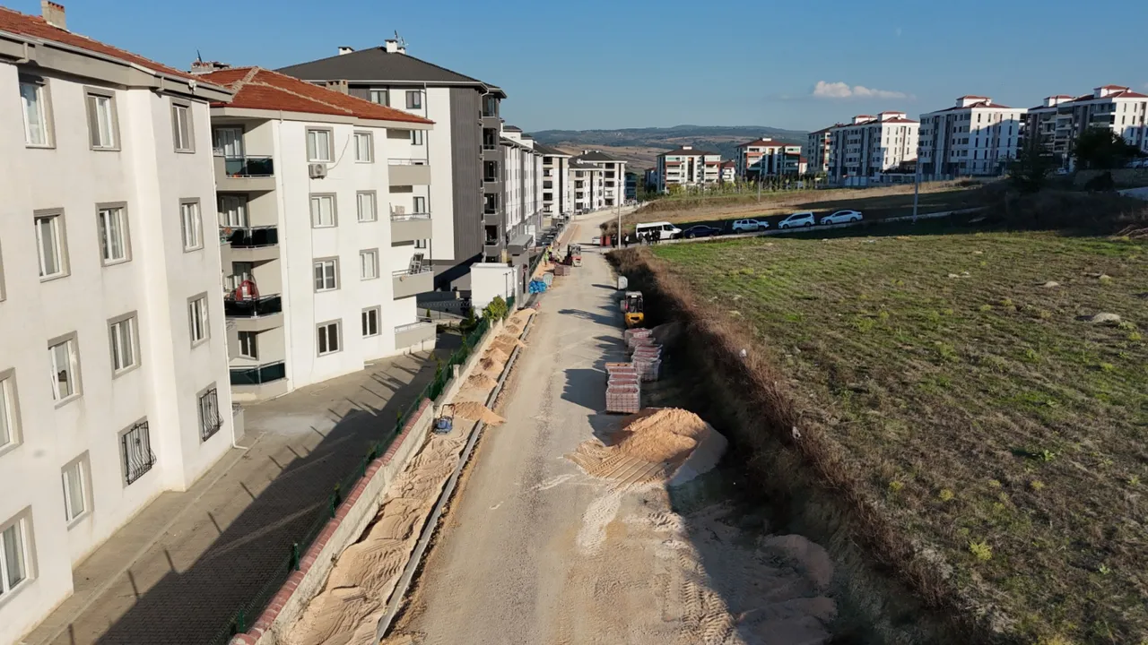 Alanyurt’ta 26 sokakta kaldırım çalışması devam ediyor