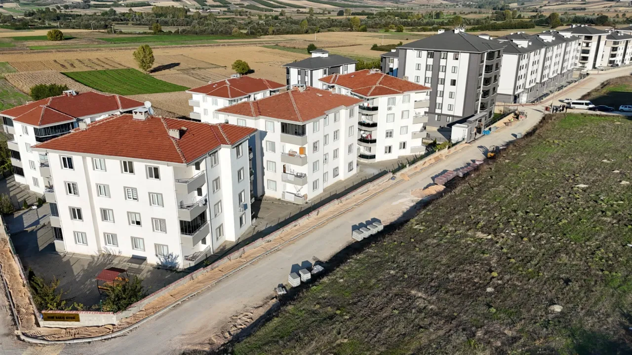 Alanyurt’ta 26 sokakta kaldırım çalışması devam ediyor
