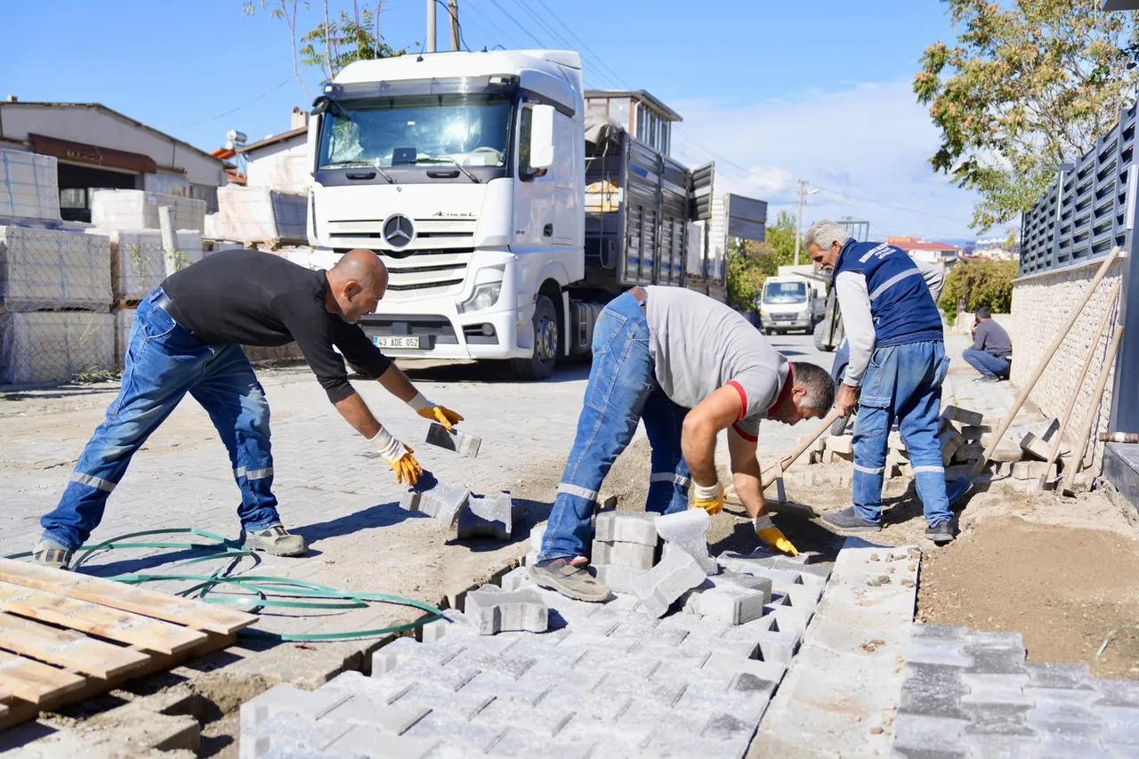 Burhaniye'de yol yapım ve bakım çalışmaları sürüyor