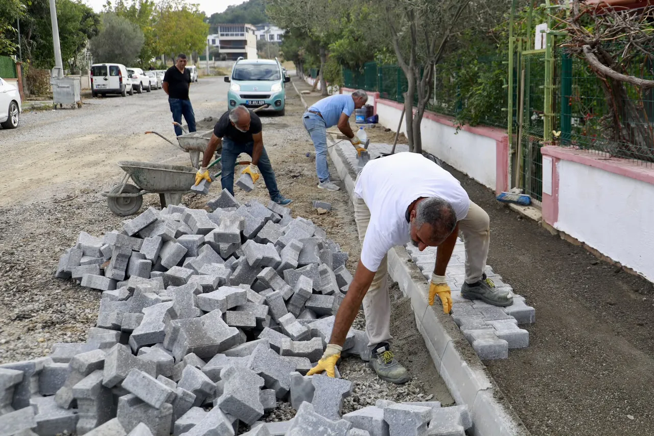 Burhaniye'de yol yapım ve bakım çalışmaları sürüyor