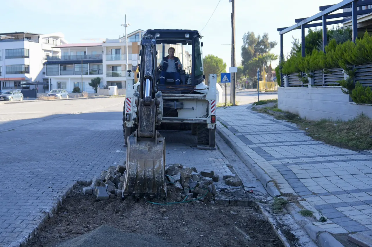 Burhaniye'de yol yapım ve bakım çalışmaları sürüyor