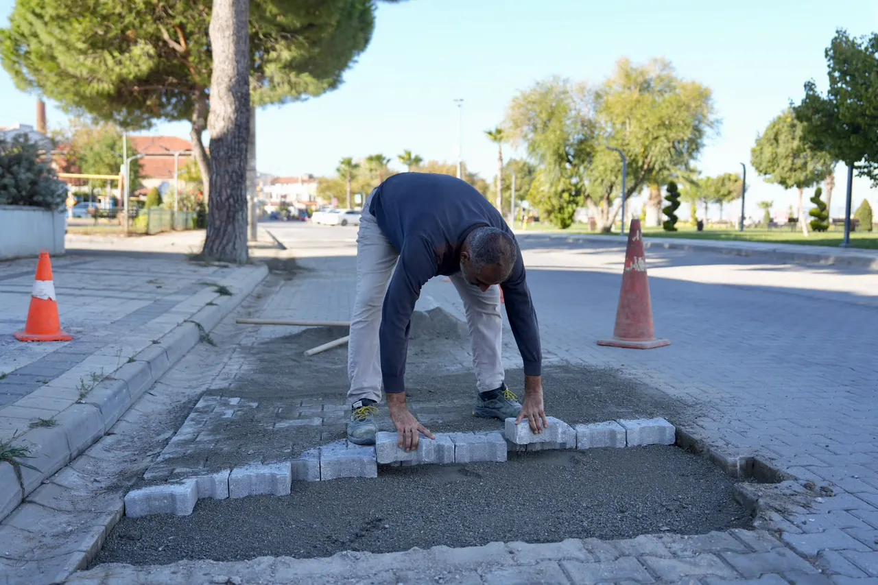 Burhaniye'de yol yapım ve bakım çalışmaları sürüyor