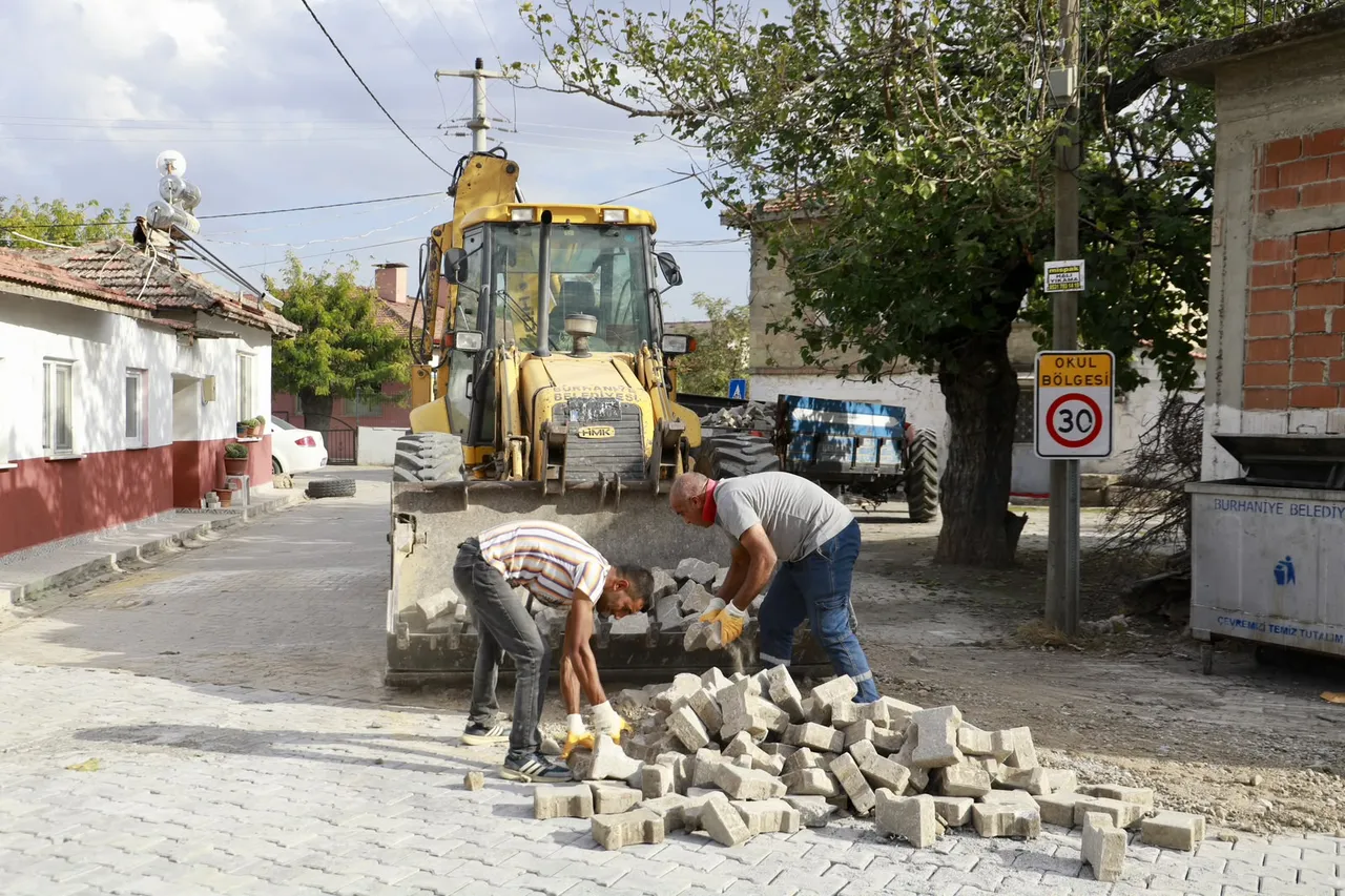 Burhaniye'de yol yapım ve bakım çalışmaları sürüyor