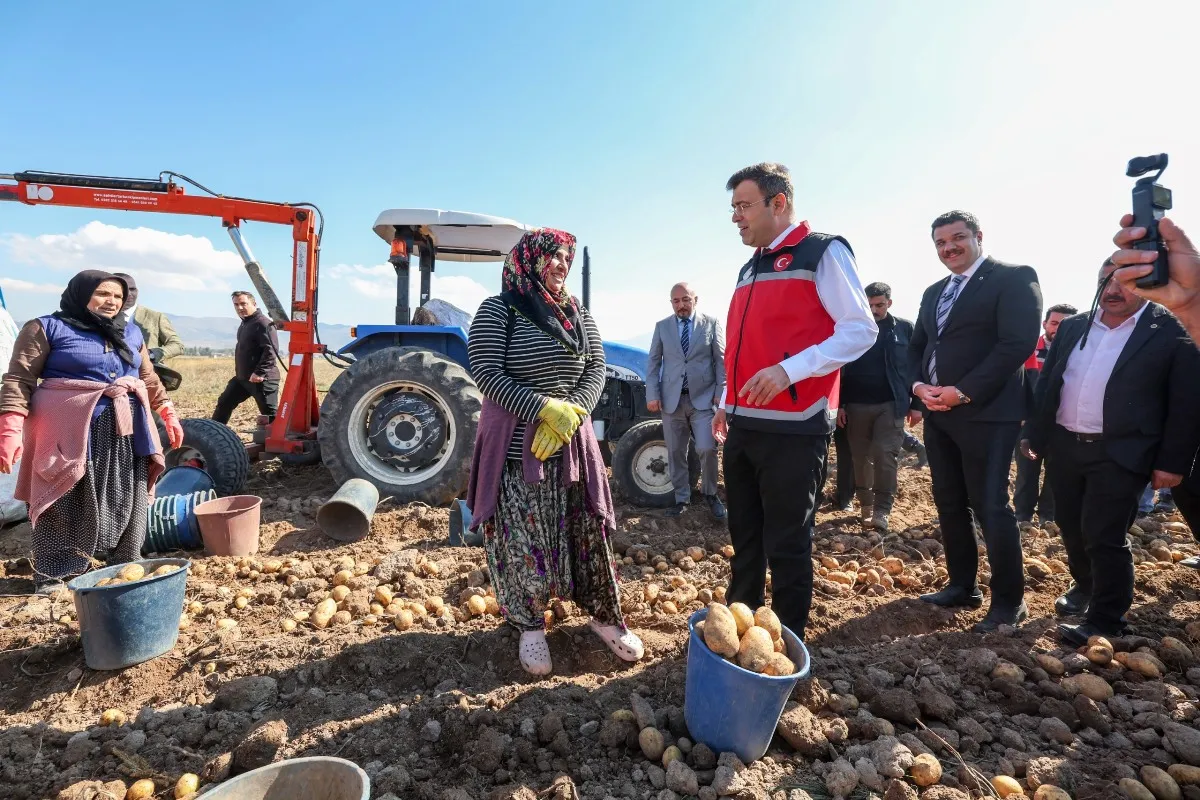 Niğde Valisi Nedim Akmeşe Çiftlik ilçesinde yerli ve Milli patates hasadına katıldı