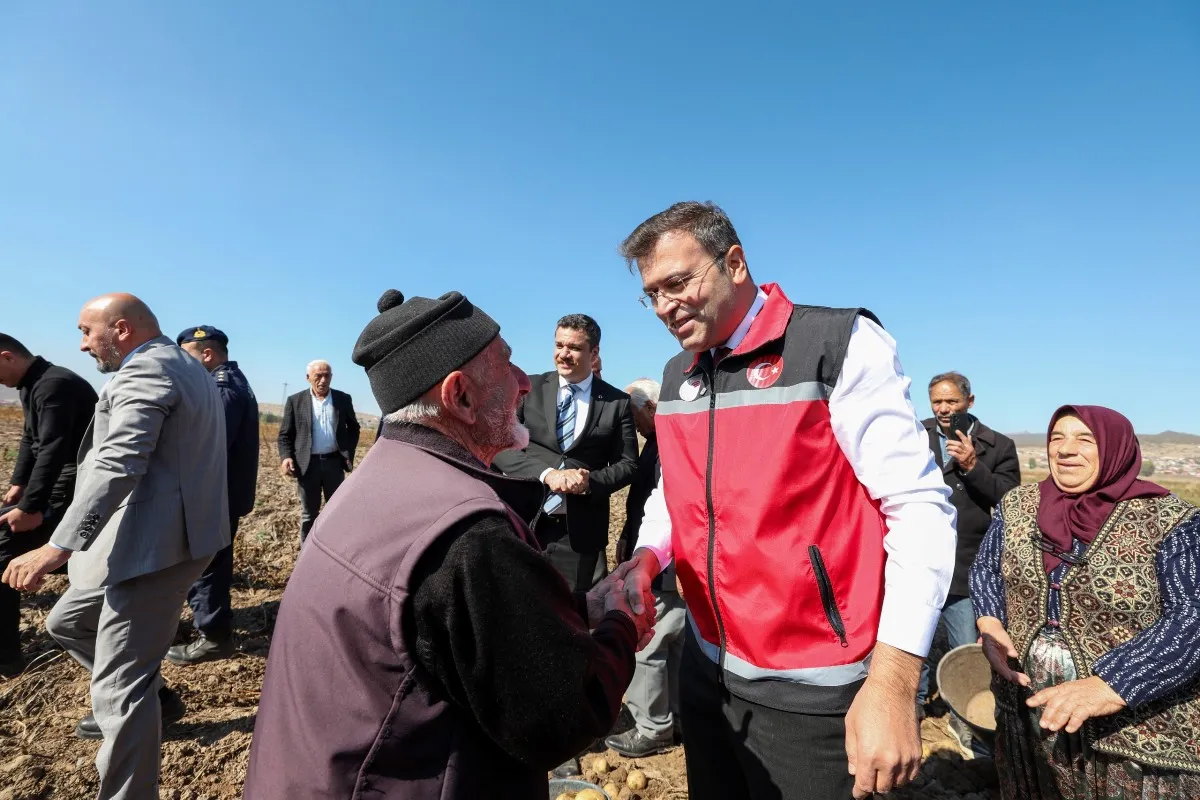 Niğde Valisi Nedim Akmeşe Çiftlik ilçesinde yerli ve Milli patates hasadına katıldı