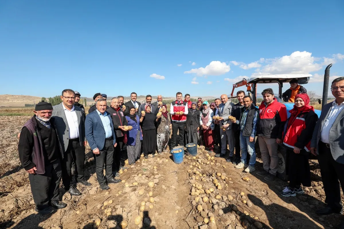 Niğde Valisi Nedim Akmeşe Çiftlik ilçesinde yerli ve Milli patates hasadına katıldı