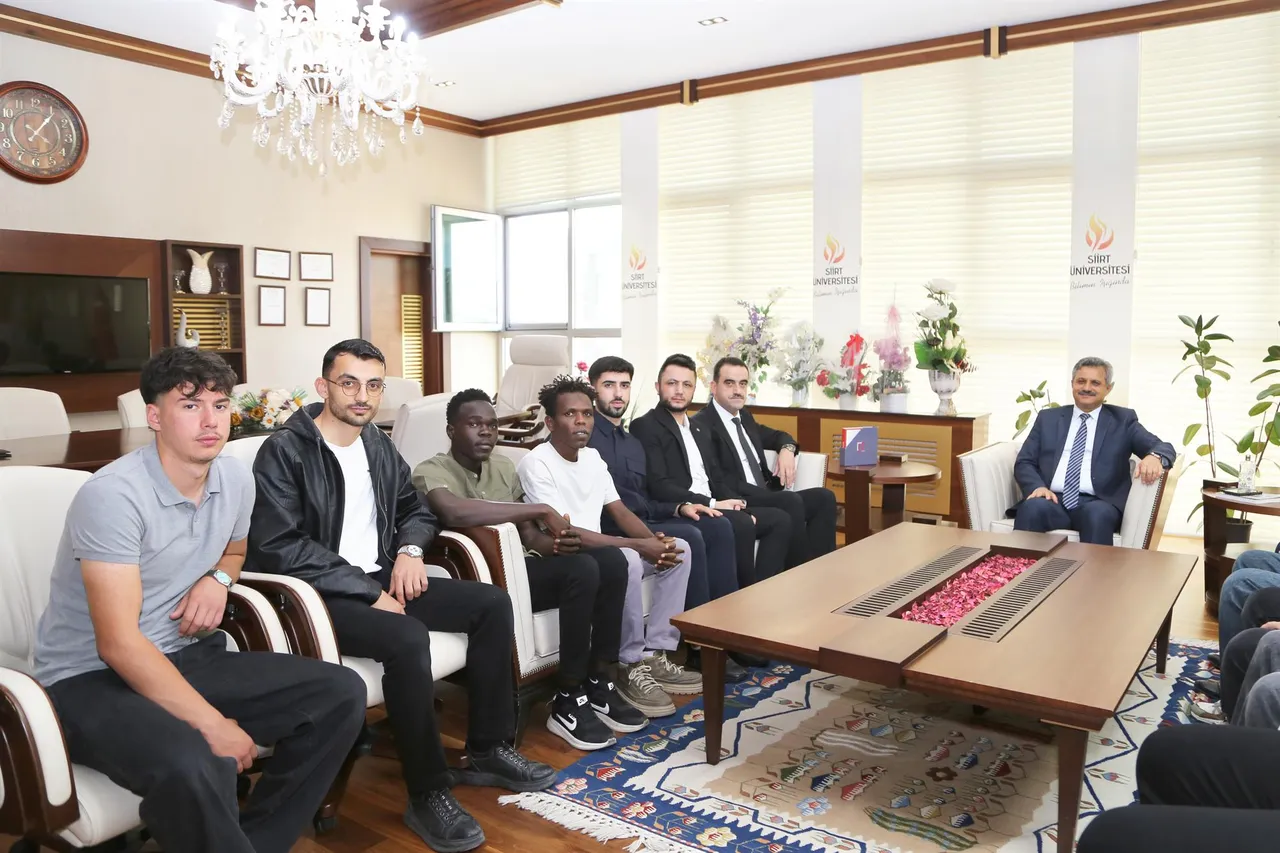 İlim yayma cemiyeti Siirt erkek öğrenci yurdu Müdürü Acıtan, Siirt Üniversitesi Rektörünü ziyaret etti