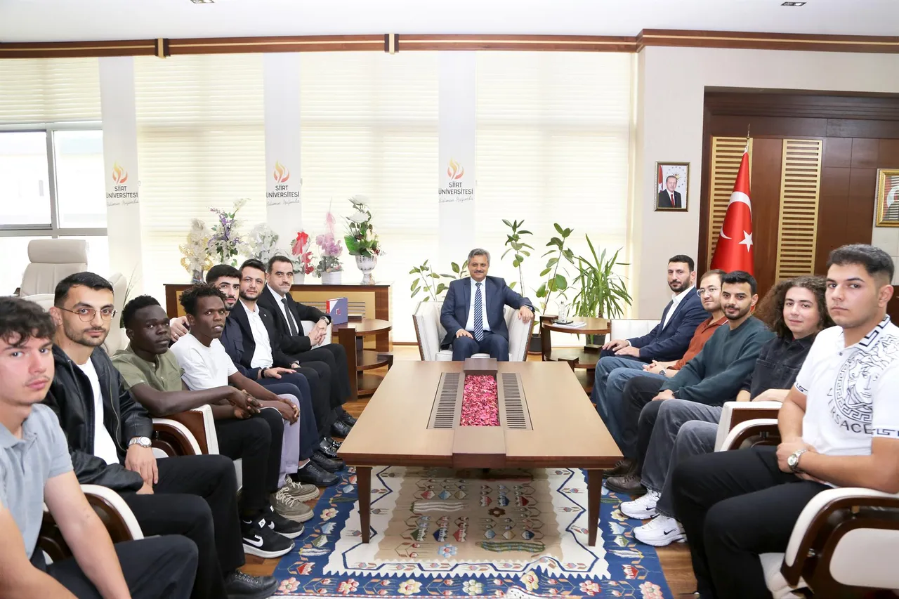 İlim yayma cemiyeti Siirt erkek öğrenci yurdu Müdürü Acıtan, Siirt Üniversitesi Rektörünü ziyaret etti