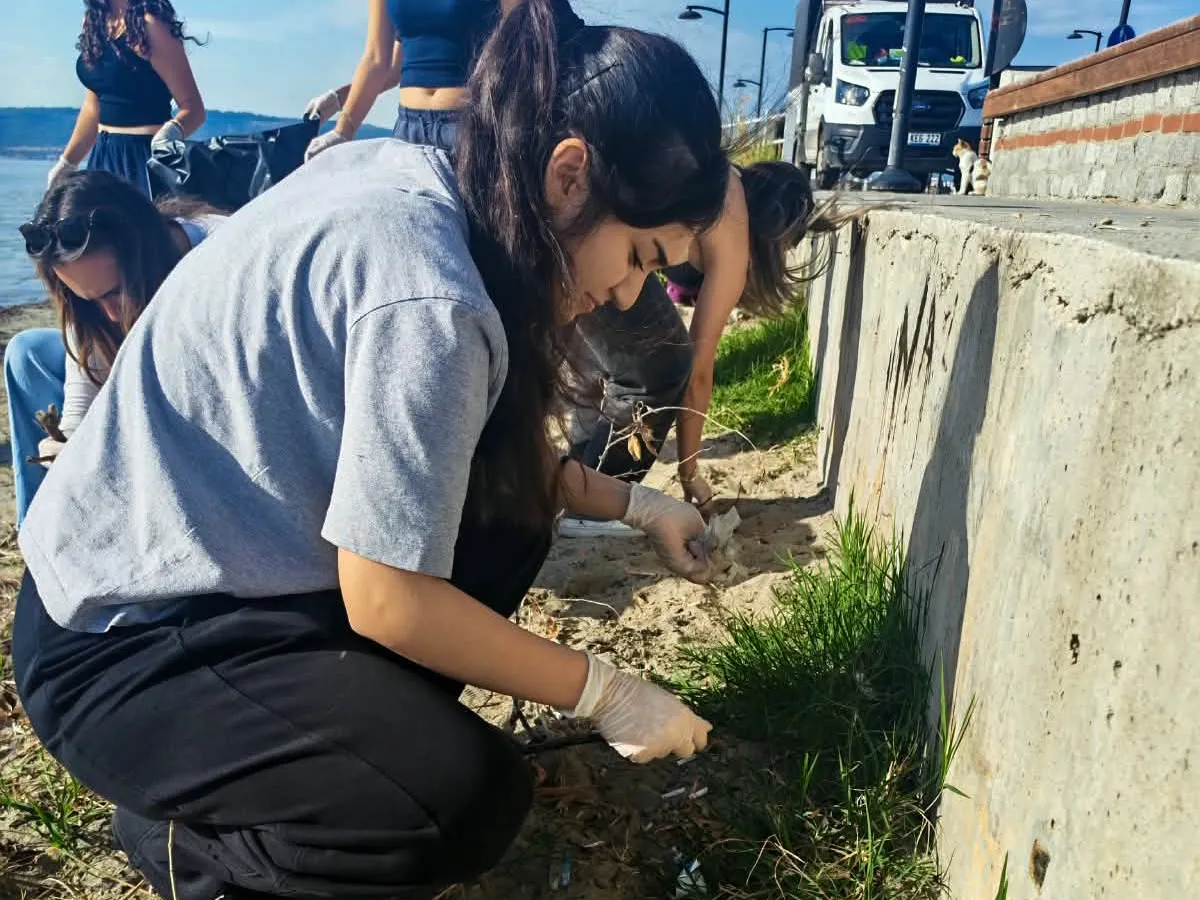 Çanakkale Belediyesi ve ÇOMÜ'den Barış Kordonu'nda ortak temizlik etkinliği