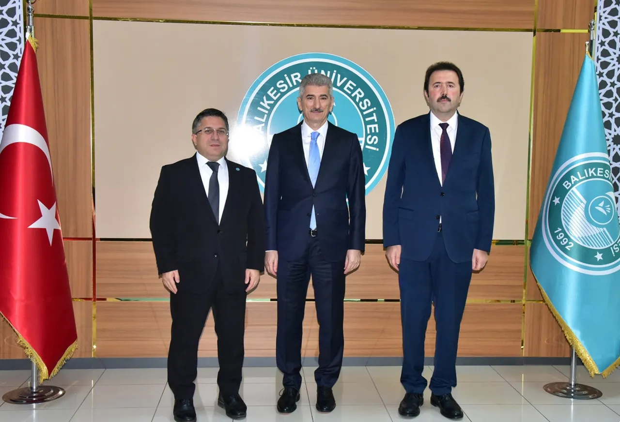 Anayasa Mahkemesi üyeleri ince ve Ömer Çınar ile Balıkesir Valisi Ustaoğlu, Rektör Oğurlu’yu ziyaret etti