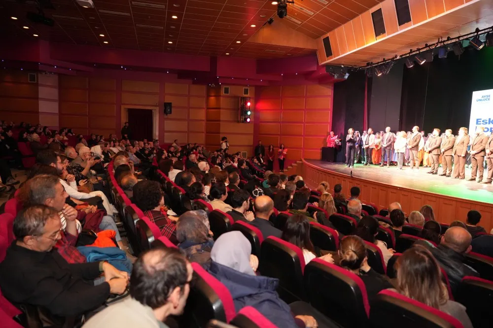 Büyükşehir Halk Dansları topluluğundan gösteri
