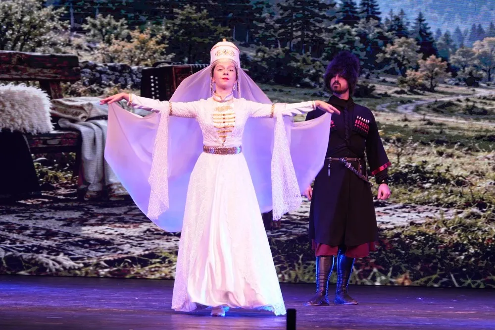 Büyükşehir Halk Dansları topluluğundan gösteri