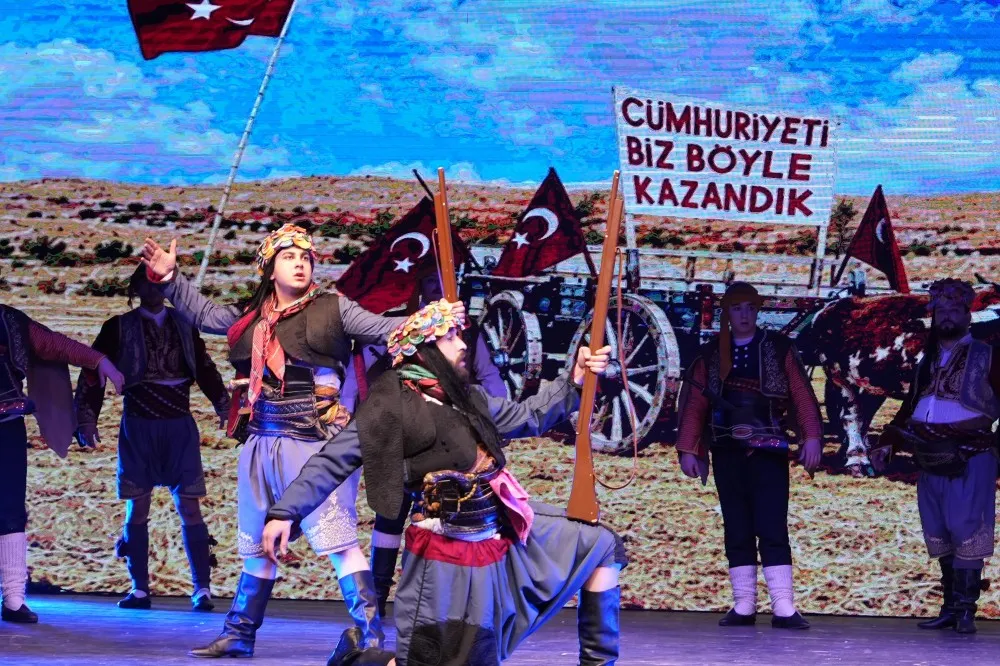 Büyükşehir Halk Dansları topluluğundan gösteri