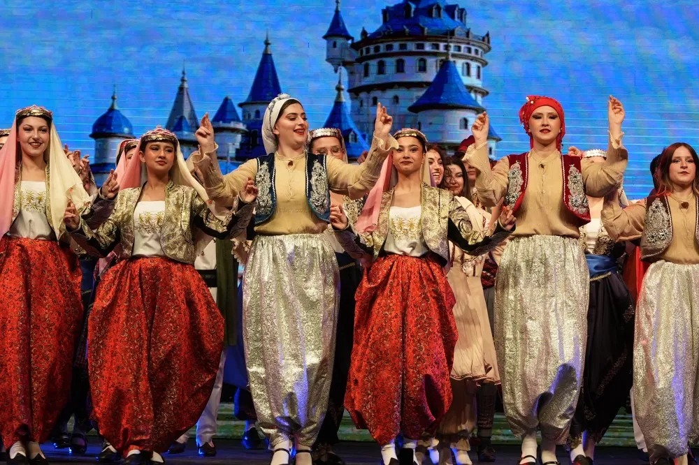 Büyükşehir Halk Dansları topluluğundan gösteri