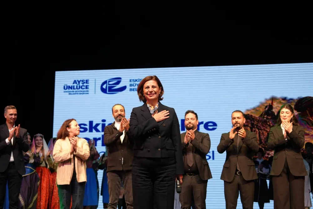 Büyükşehir Halk Dansları topluluğundan gösteri