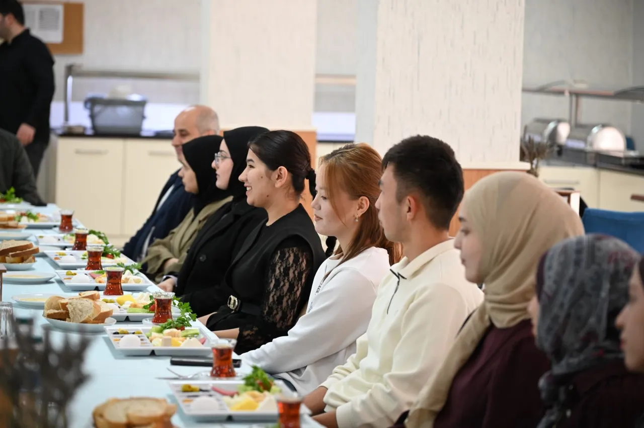 Artvin Çoruh Üniversitesi Rektörü İbrahim Aydın, uluslararası öğrencilerle kahvaltıda buluştu
