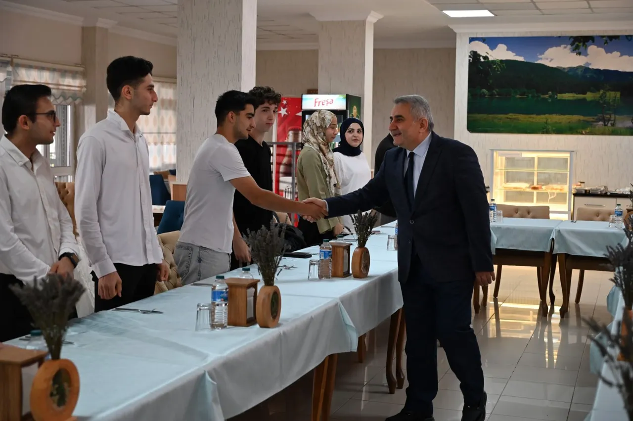 Artvin Çoruh Üniversitesi Rektörü İbrahim Aydın, uluslararası öğrencilerle kahvaltıda buluştu