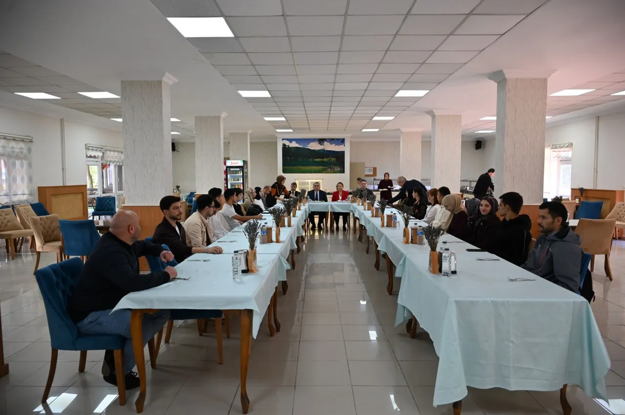 Artvin Çoruh Üniversitesi Rektörü İbrahim Aydın, uluslararası öğrencilerle kahvaltıda buluştu