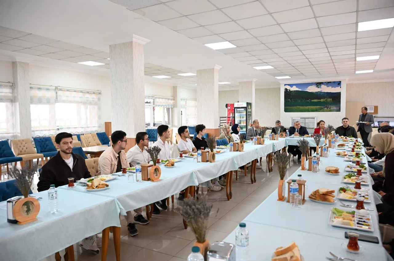 Artvin Çoruh Üniversitesi Rektörü İbrahim Aydın, uluslararası öğrencilerle kahvaltıda buluştu