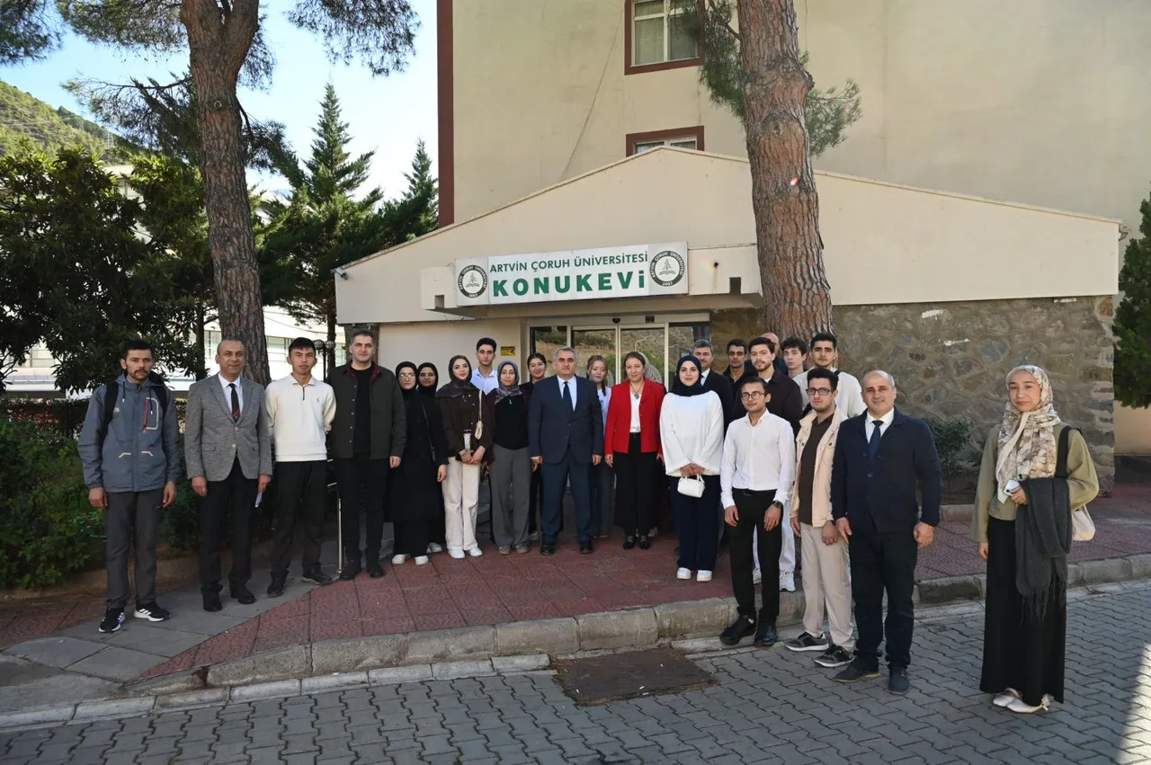Artvin Çoruh Üniversitesi Rektörü İbrahim Aydın, uluslararası öğrencilerle kahvaltıda buluştu
