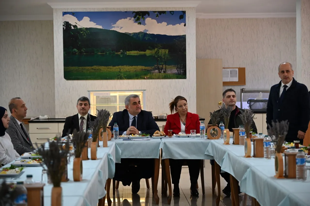 Artvin Çoruh Üniversitesi Rektörü İbrahim Aydın, uluslararası öğrencilerle kahvaltıda buluştu