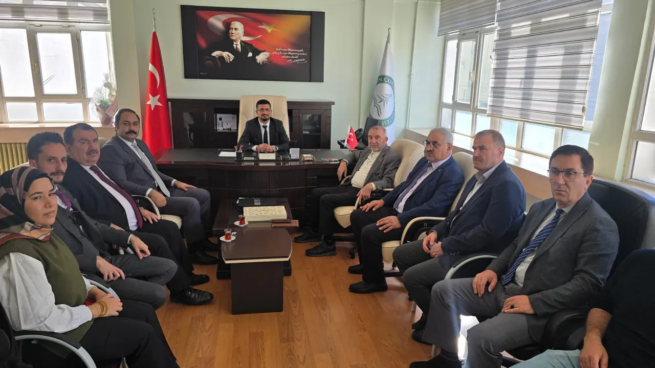 Cumhurbaşkanı Başdanışmanı İsrafil Kışla ve ilçe protokolü, Şavşat MYO’yu ziyaret etti