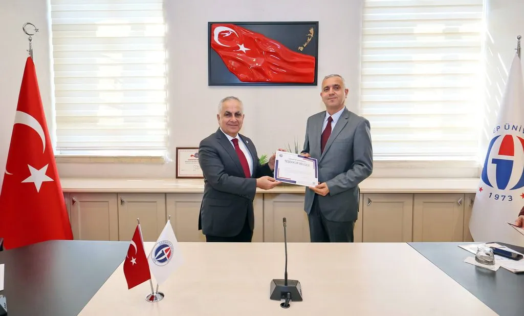 GAÜN’de kalite süreçlerine katkı sunan personele teşekkür belgesi takdim edildi