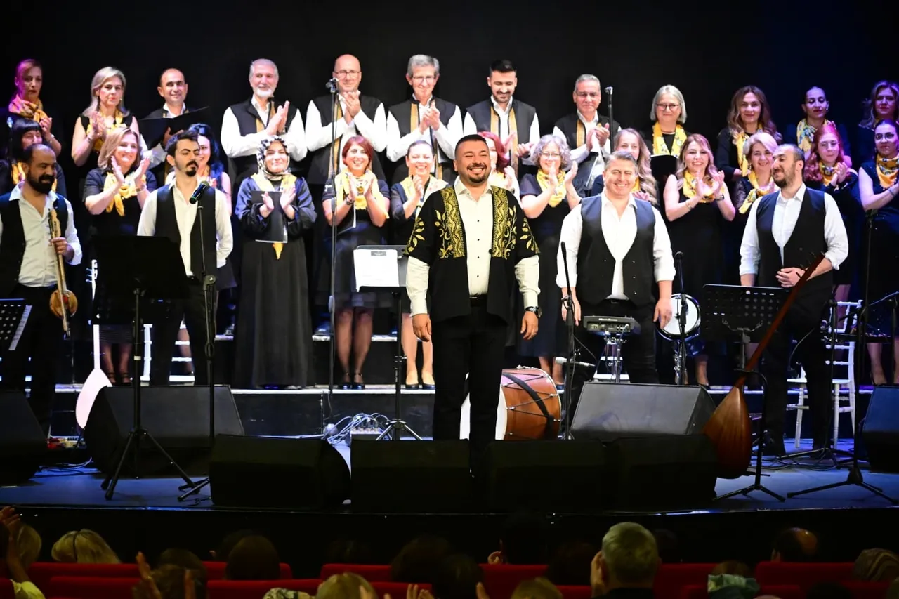 Manisalılar Neşet Ertaş türküleriyle bir gece yaşadı