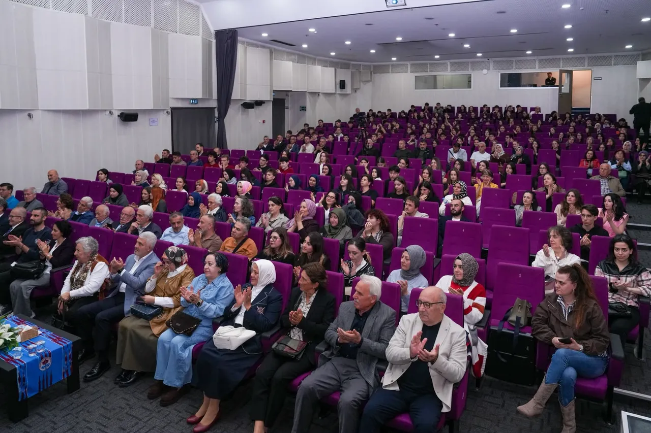 Yazar Feyza Hepçilingirler: Anadilimiz Kimliğimizdir
