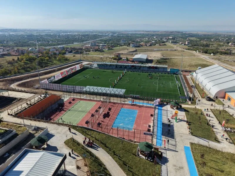 Bakan Bak'tan Melekbaba Spor tesisine tam not "MÜTHİŞ BİR TESİS OLMUŞ"